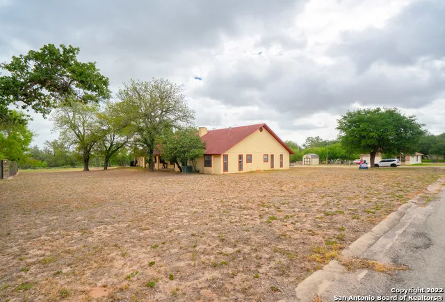 101 ENCINO PARK Devine, TX 78016