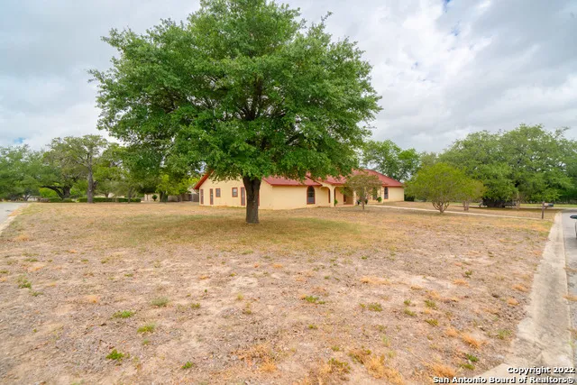 101 ENCINO PARK Devine, TX 78016