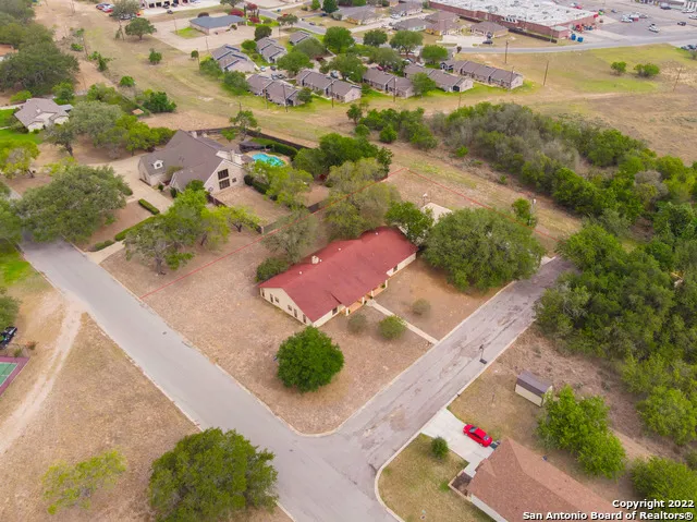 101 ENCINO PARK Devine, TX 78016