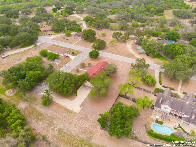 101 ENCINO PARK Devine, TX 78016
