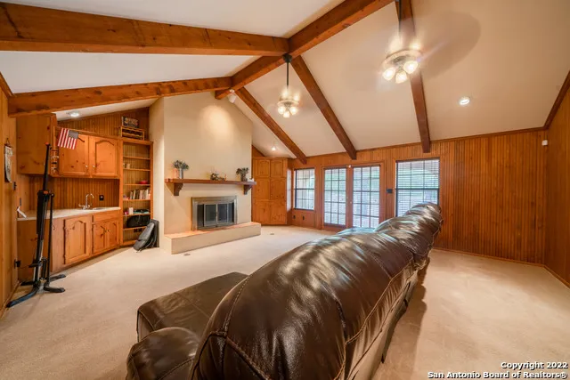 101 ENCINO PARK Devine, TX 78016