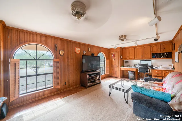 101 ENCINO PARK Devine, TX 78016