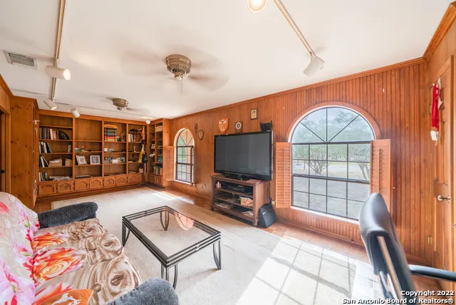 101 ENCINO PARK Devine, TX 78016