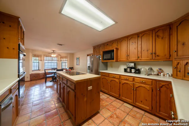 101 ENCINO PARK Devine, TX 78016