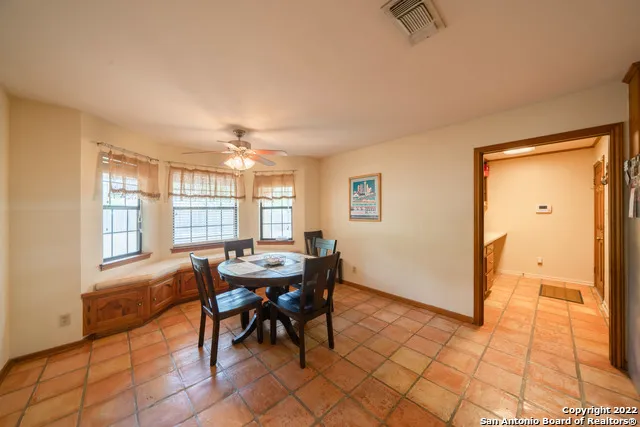 101 ENCINO PARK Devine, TX 78016