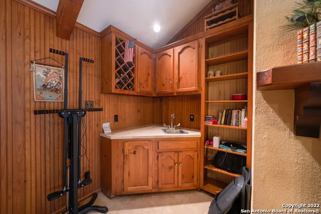 101 ENCINO PARK Devine, TX 78016