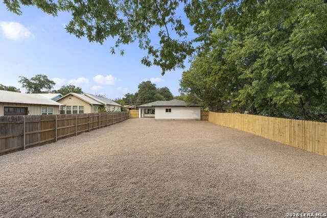 205 MISTLETOE ST Fredericksburg, TX 78624