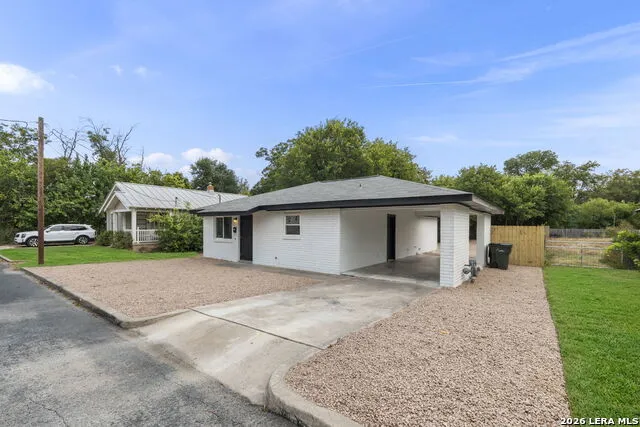 205 MISTLETOE ST Fredericksburg, TX 78624