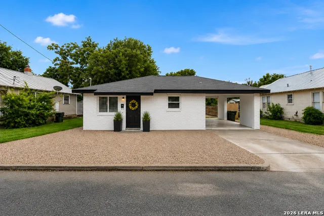 205 MISTLETOE ST Fredericksburg, TX 78624