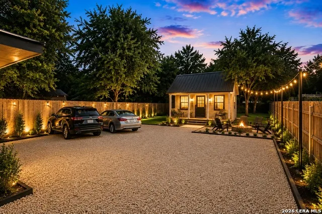 205 MISTLETOE ST Fredericksburg, TX 78624