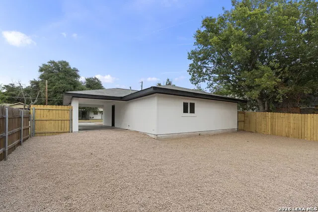 205 MISTLETOE ST Fredericksburg, TX 78624