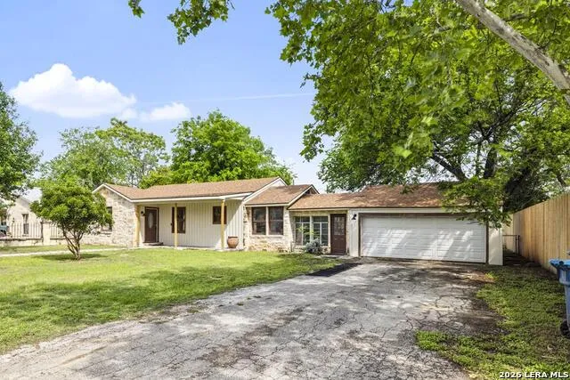 111 LEWIS AVE Kerrville, TX 78028
