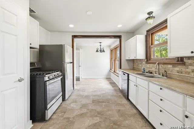 111 LEWIS AVE Kerrville, TX 78028