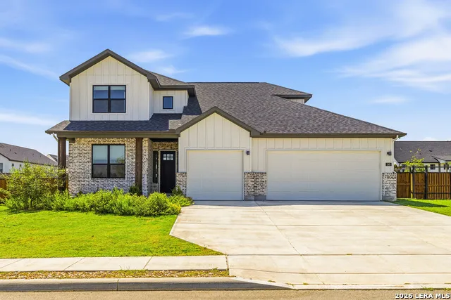 145 W MAGNOLIA CIR La Vernia, TX 78121