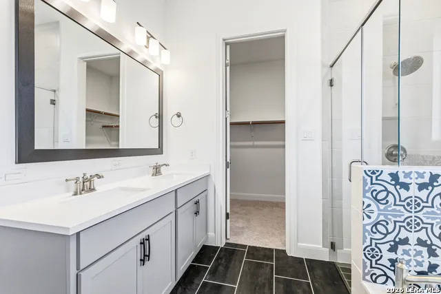 145 W MAGNOLIA CIR La Vernia, TX 78121