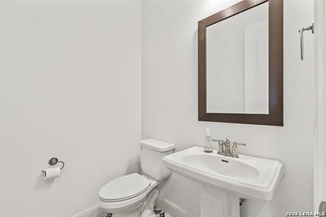 145 W MAGNOLIA CIR La Vernia, TX 78121