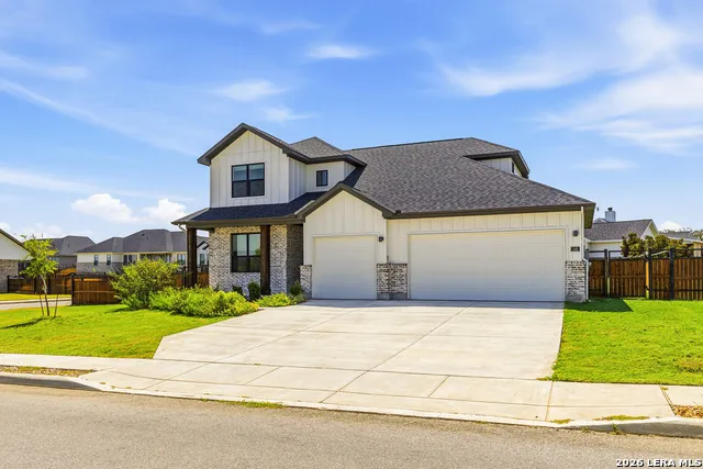 145 W MAGNOLIA CIR La Vernia, TX 78121