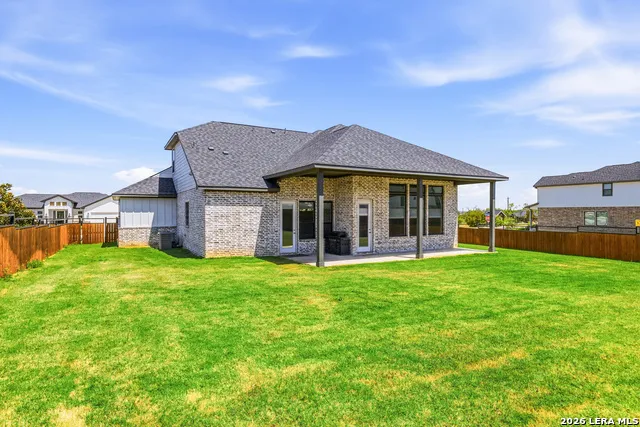 145 W MAGNOLIA CIR La Vernia, TX 78121