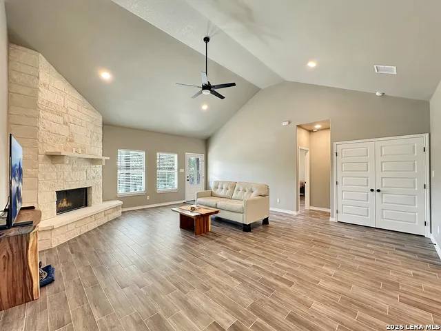 197 SPRING MOUNTAIN DR Canyon Lake, TX 78133