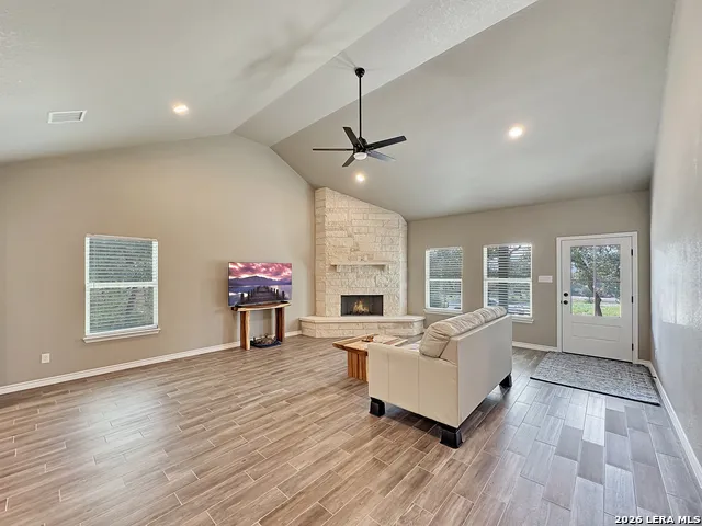 197 SPRING MOUNTAIN DR Canyon Lake, TX 78133