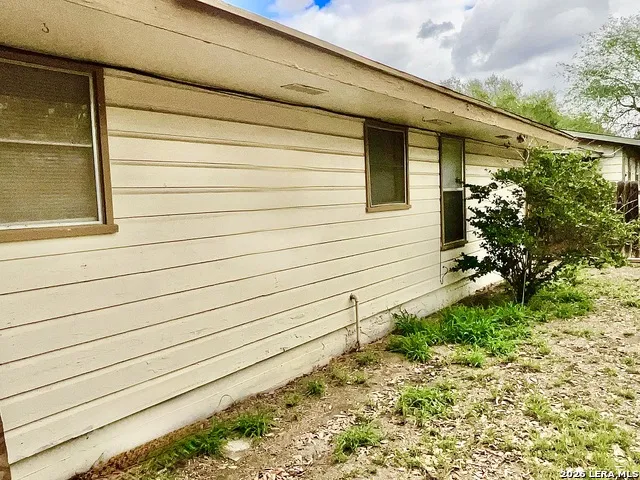 1106 E HUTCHINSON ST Beeville, TX 78102