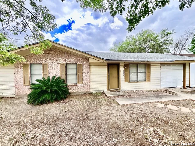 1106 E HUTCHINSON ST Beeville, TX 78102