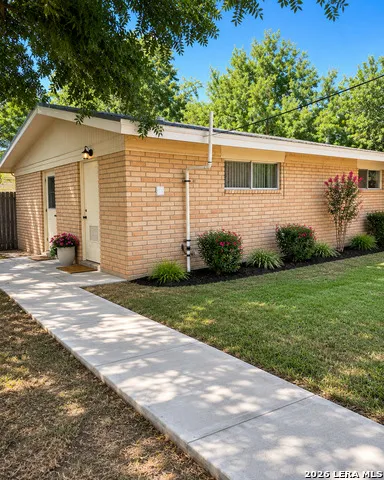 401 E WEINERT ST Seguin, TX 78155