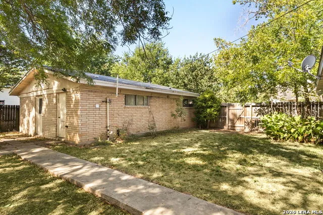 401 E WEINERT ST Seguin, TX 78155