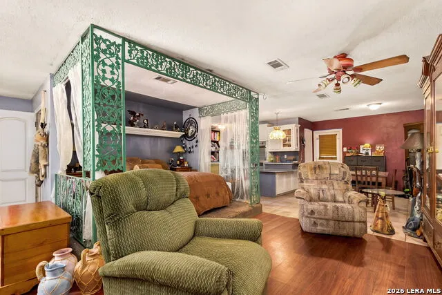 401 E WEINERT ST Seguin, TX 78155