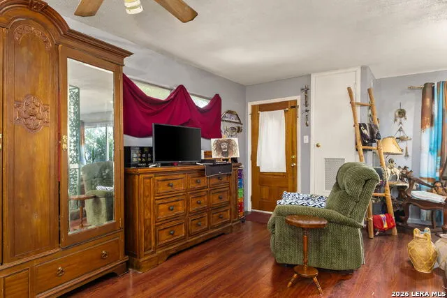 401 E WEINERT ST Seguin, TX 78155