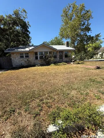 401 E WEINERT ST Seguin, TX 78155