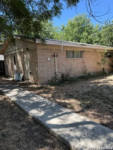 401 E WEINERT ST Seguin, TX 78155