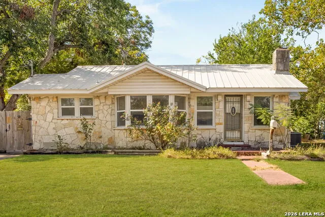 401 E WEINERT ST Seguin, TX 78155