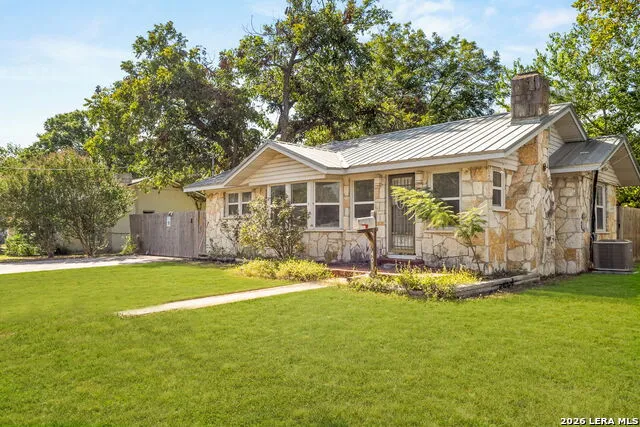 401 E WEINERT ST Seguin, TX 78155