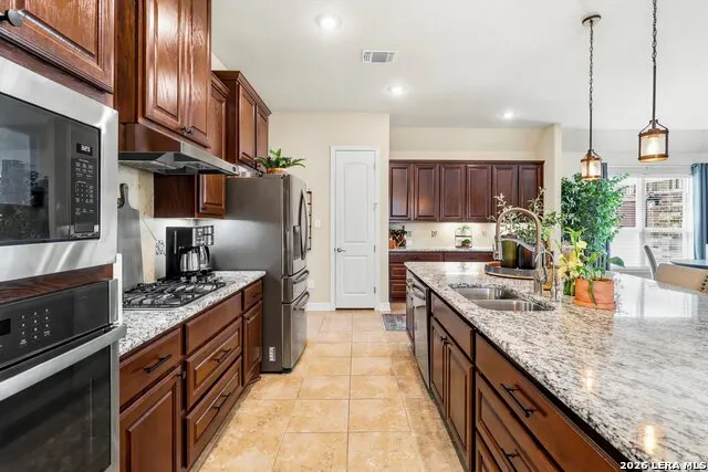 333 Cascade Trl Castroville, TX 78009