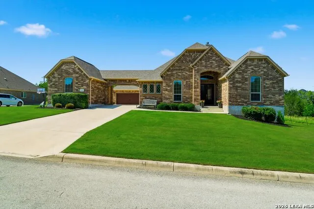333 Cascade Trl Castroville, TX 78009