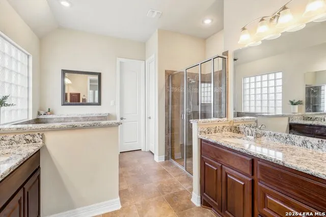 333 Cascade Trl Castroville, TX 78009