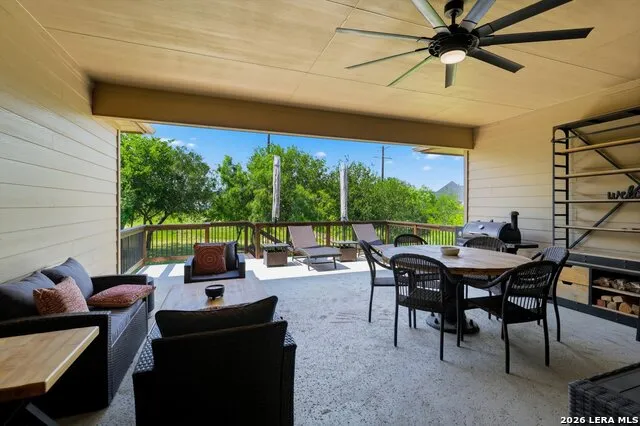 333 Cascade Trl Castroville, TX 78009