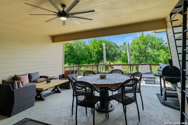 333 Cascade Trl Castroville, TX 78009