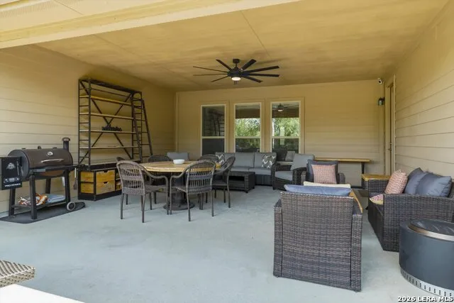 333 Cascade Trl Castroville, TX 78009