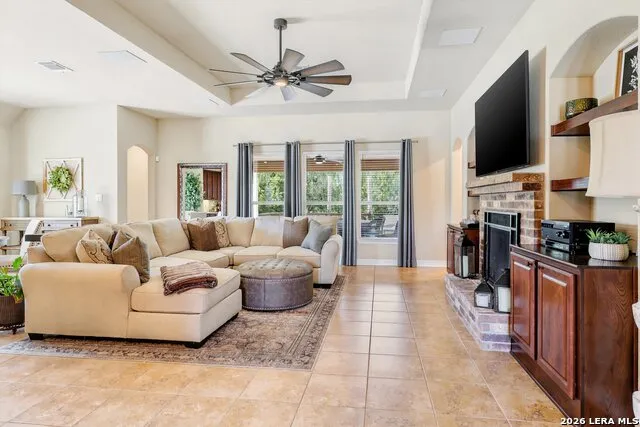 333 Cascade Trl Castroville, TX 78009