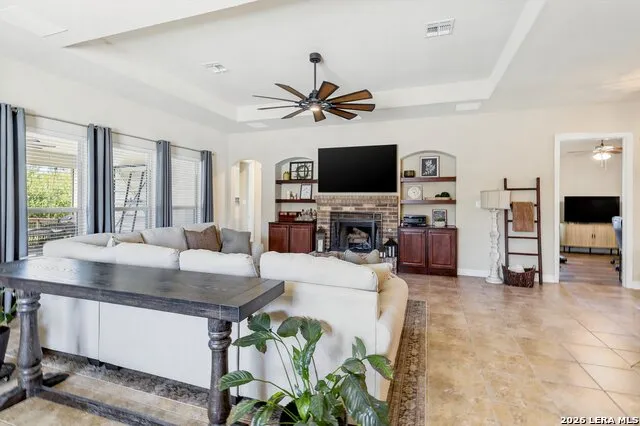 333 Cascade Trl Castroville, TX 78009
