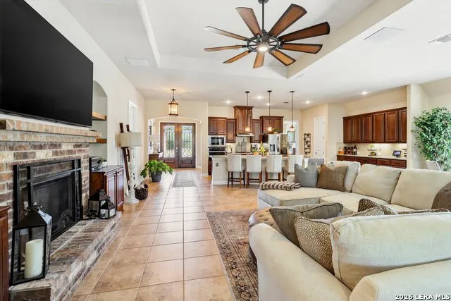 333 Cascade Trl Castroville, TX 78009