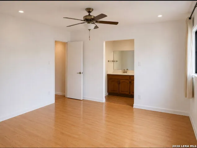 907 REDWAY LN Houston, TX 77062
