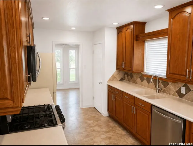 907 REDWAY LN Houston, TX 77062