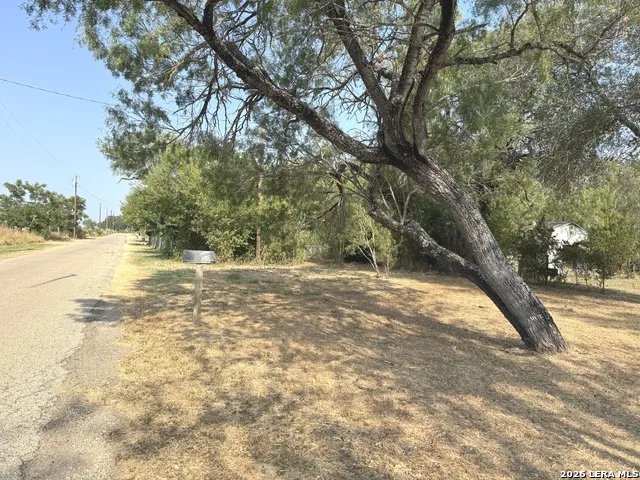 860 County Road 769 Devine, TX 78016
