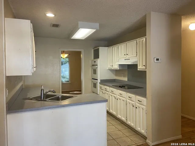 8558 Marathon Universal City, TX 78148