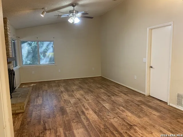 8558 Marathon Universal City, TX 78148