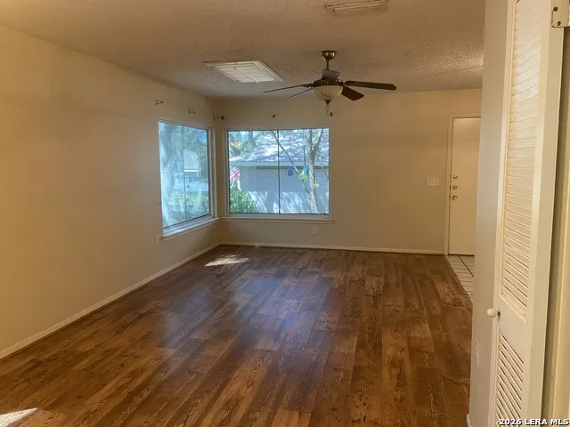 8558 Marathon Universal City, TX 78148