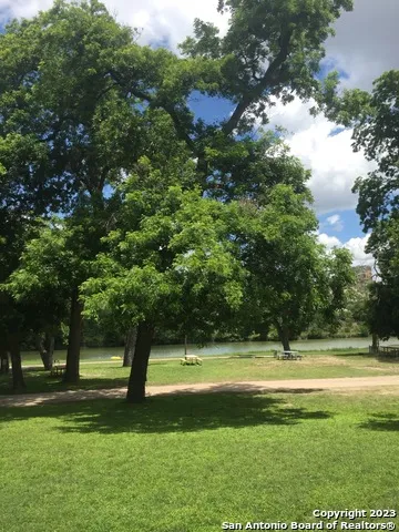 600 S 6th St Junction, TX 76849
